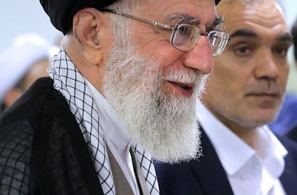 O Irã vive há mais de quatro décadas sob o regime dos aiatolás (liderança mais alta na hierarquia dos muçulmanos xiitas). Desde junho de 1989, o Aiatolá Ali Khamenei é o chefe de estado do país. - Foto: farsi.khamenei.ir/Wikimedia Commons