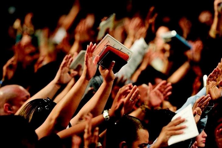 Os adeptos da religião Testemunhas de Jeová acreditam na salvação trazida por Jesus Cristo e vivenciam a fé no 25 de dezembro. Mas não celebram o Natal por um motivo simples: nesta crença, nenhum aniversário é festejado. As testemunhas de Jeová creem que festejos desagradam a Deus.   Reprodução: Flipar