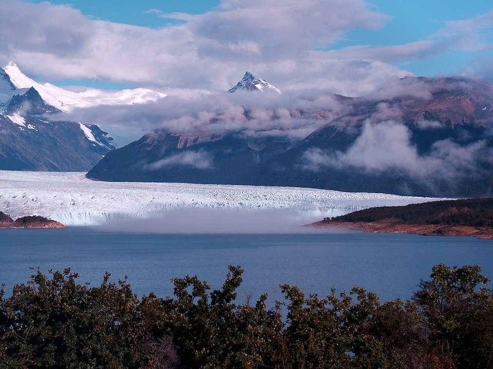 Suas águas de coloração azul-turquesa são alimentadas por diversos glaciares, tornando-o um destino imperdível para os amantes da natureza e da fotografia.  Reprodução: Flipar