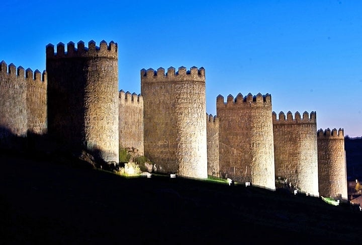 MURALHA DE ÁVILA - É constituída por nove portões e 87 torres largas, que cercam essa cidade histórica na Espanha. Inclusive, está aberta a visitação em um trecho de três quilômetros. A construção passou por diversas restaurações, ampliações e reconstruções. 