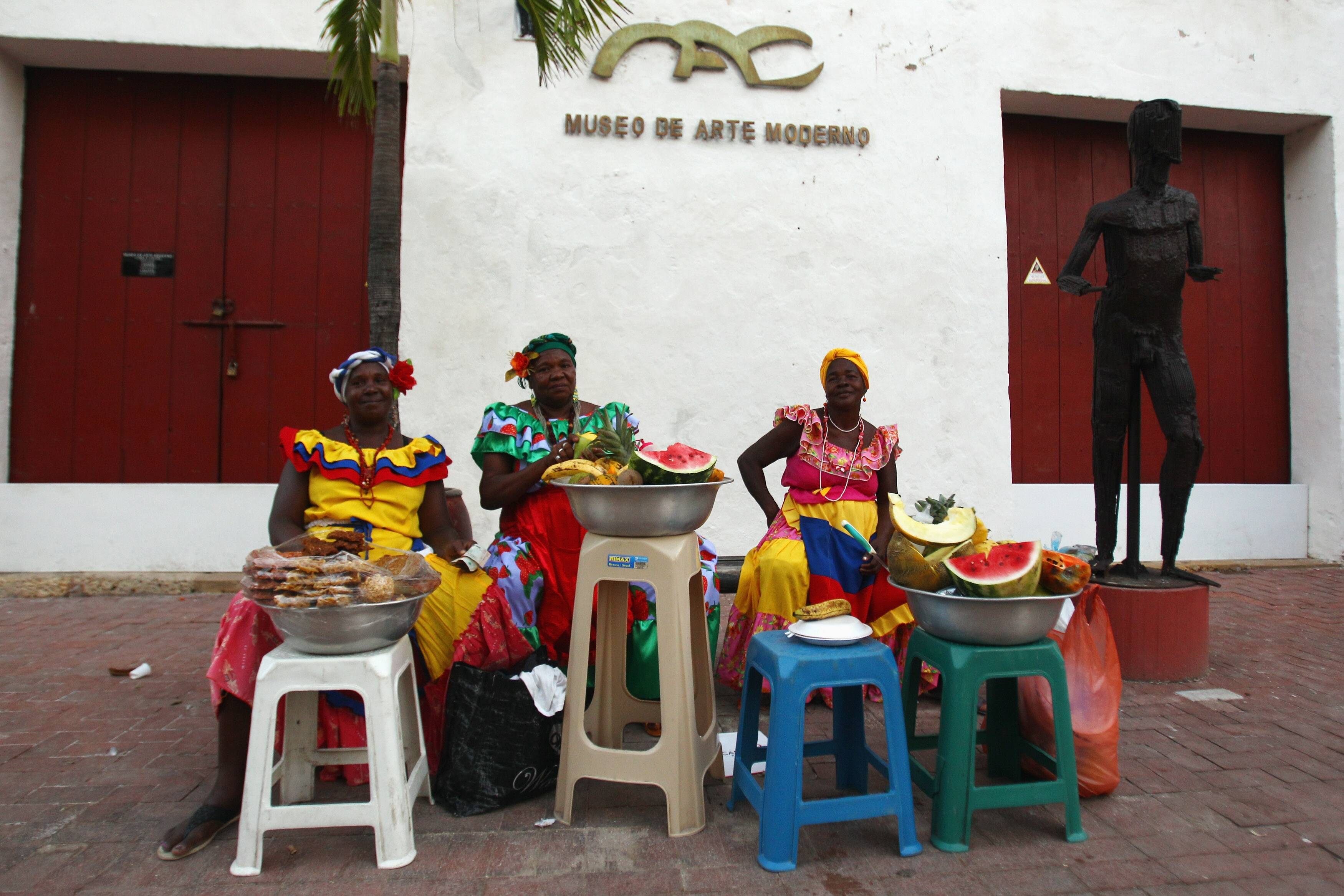 As palenqueras, mulheres negras com vestes coloridas, vendem frutas que refrescam o calor intenso. Foto: Getty Images