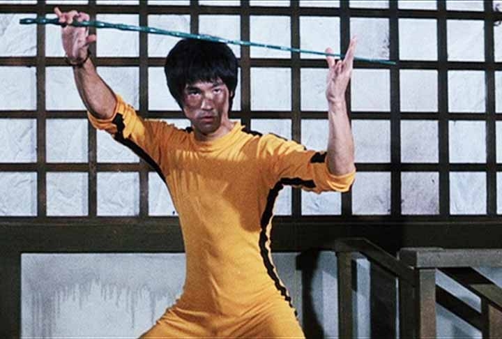 Estúdios como Shaw Bros e Golden Harvest só ganharam notoriedade após seu sucesso. Com apenas quatro filmes completos e alguns inacabados, Bruce Lee estabeleceu um padrão eterno para o gênero, tornando-se uma lenda cuja influência transcende o cinema e a cultura pop. Reprodução: Flipar