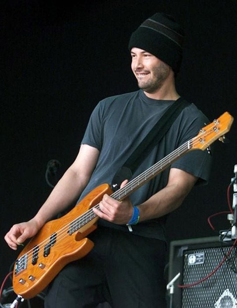 Keanu também é músico. Ele cantou e tocou baixo na banda grunge Dogstar, formada com Robert Mailhouse. O conjunto lançou 2 discos e terminou no início dos anos 2000. Reprodução: Flipar