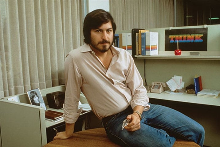 Conflitos internos e a saída de Steve Jobs em 1985 levaram a empresa a um período de declínio, com produtos menos impactantes e perda de participação no mercado. Reprodução: Flipar