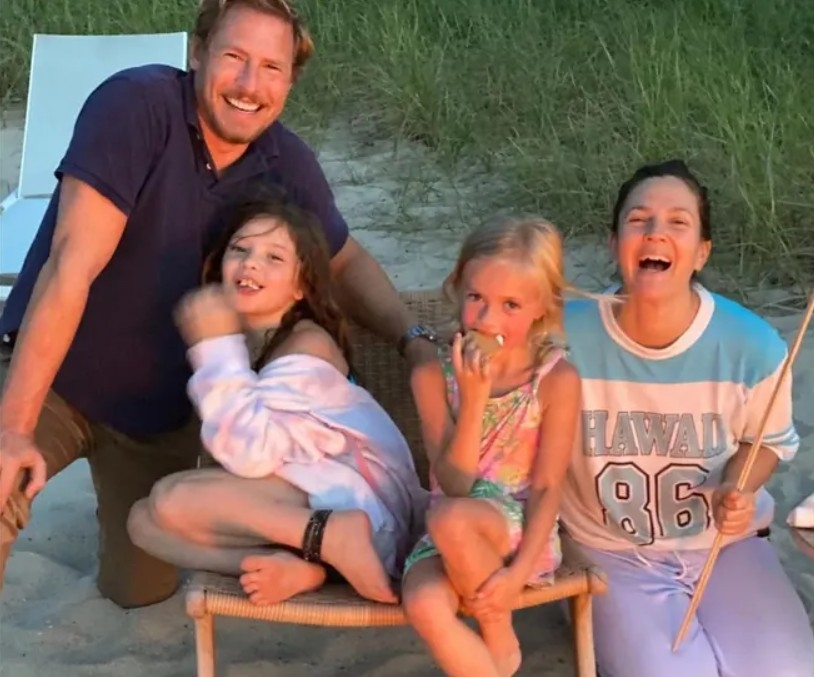 Drew é mãe de duas filhas, Olive, nascida em 2012, e Frankie, nascida em 2014, fruto de seu casamento com Kopelman. 
 Reprodução: Flipar