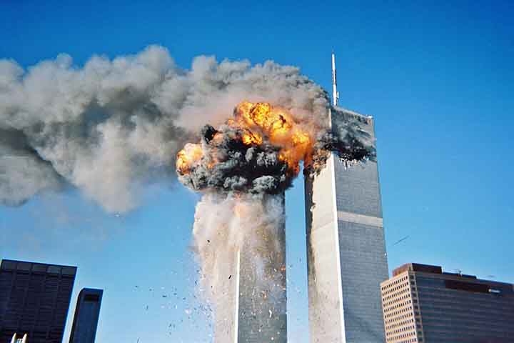 Os terroristas sequestraram aviões, chocando dois deles contra as Torres Gêmeas, no complexo empresarial do World Trade Center, provocando centenas de mortes. 
 Reprodução: Flipar