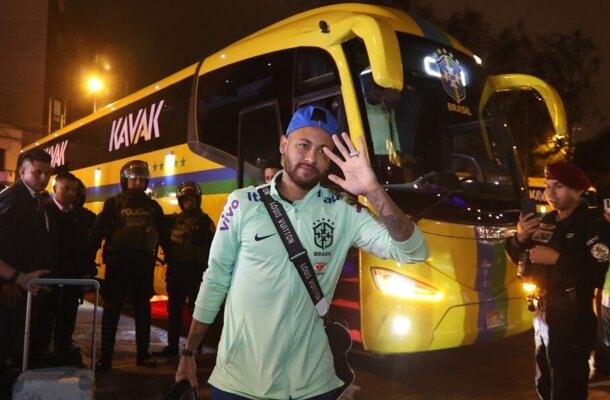 Segundo os sites especializados, a festa pós-jogo teria sido organizada por Neymar em um condomínio de luxo em Cuiabá. Rafaella Santos, irmã do atleta do Al-Hilal, teria comparecido ao evento. - Foto: Vitor Silva/CBF