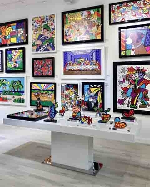 Em 1988, Britto se estabeleceu em Miami, nos Estados Unidos, onde deu início à sua projeção internacional com campanha publicitária. A partir dessa base, ele construiu uma carreira que ultrapassou o informal e se consolidou no mercado global de arte.
 Reprodução: Flipar