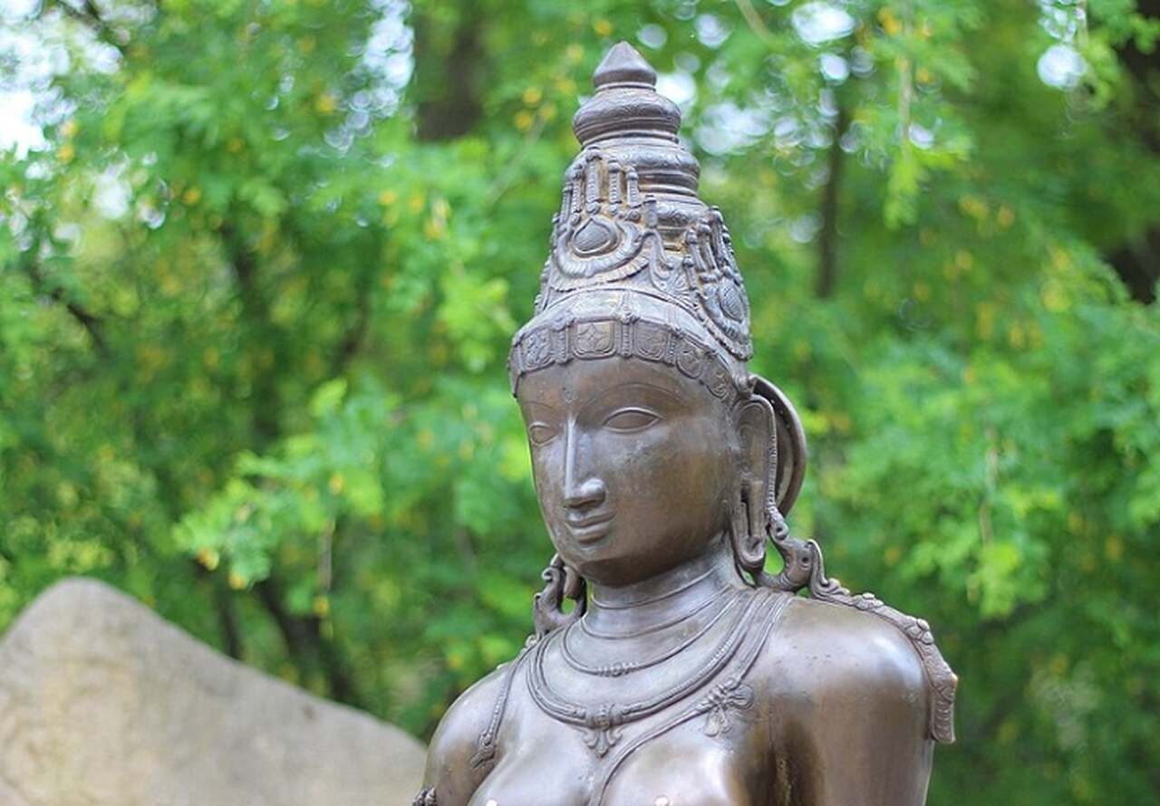 Esses deuses e deusas não apenas moldam o entendimento cósmico, mas também são venerados em diversos rituais diários e festivais, como o Maha Shivaratri, onde suas qualidades e símbolos são invocados em busca de sabedoria, prosperidade e equilíbrio espiritual. Reprodução: Flipar