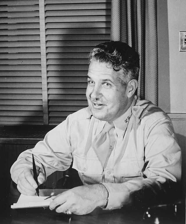 Groves foi responsável pela supervisão do Projeto Manhattan, coordenando os esforços de vários cientistas, engenheiros e trabalhadores envolvidos, além de também ter liderado a construção do Pentágono. Reprodução: Flipar