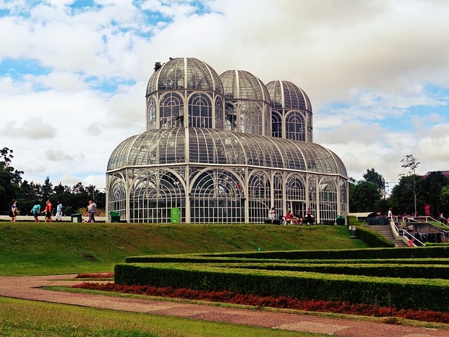 Cidade: Curitiba - Estado: Paraná - Destaques: Capital ecológica do Brasil, tem um famoso Jardim Botânico, e conta com museus importantes, como do Holocausto e Oscar Niemeyer, além de restaurantes com variada gastronomia..