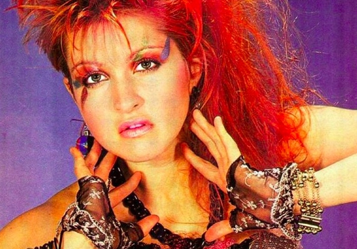 Lauper se tornou uma das figuras mais influentes da música pop dos anos 80, conhecida por sua voz icônica, estilo extravagante e músicas que se tornaram hinos atemporais. Reprodução: Flipar