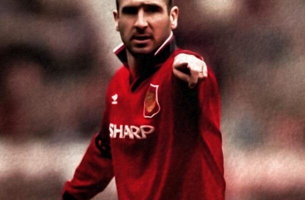 Eric Cantona - Atacante francês com trajetória idolatrada no Manchester United, encerrou a carreira aos 30 anos. Jogador de comportamento peculiar, protagonizou cena que ficou famosa ao dar uma voadora em um torcedor do londrino Crystal Palace - Foto: Divulgação/Manchester united