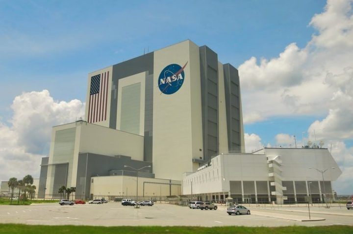 A Estação Cabo Canaveral faz parte de um complexo maior que inclui o Centro Espacial Kennedy da NASA, oferecendo aos visitantes a oportunidade de mergulhar na história da exploração espacial e presenciar lançamentos ao vivo. Reprodução: Flipar