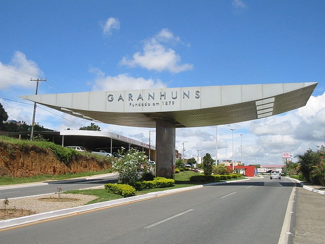 A cidade de Garanhus, no agreste de Pernambuco, também tem um pórtico. A cidade fica a 230 quilômetros da capital pernambucana, Recife. Reprodução: Flipar