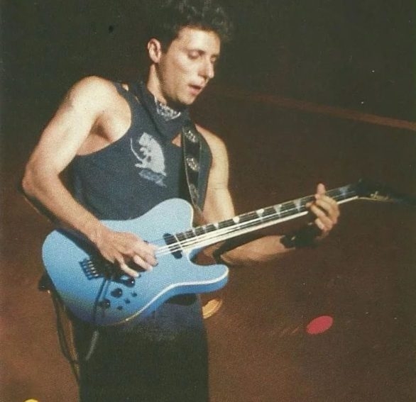 Ele se juntou aos Titãs no início dos anos 1980, quando a banda estava se formando, e desde então tem sido uma peça fundamental no som e na identidade do grupo. Reprodução: Flipar