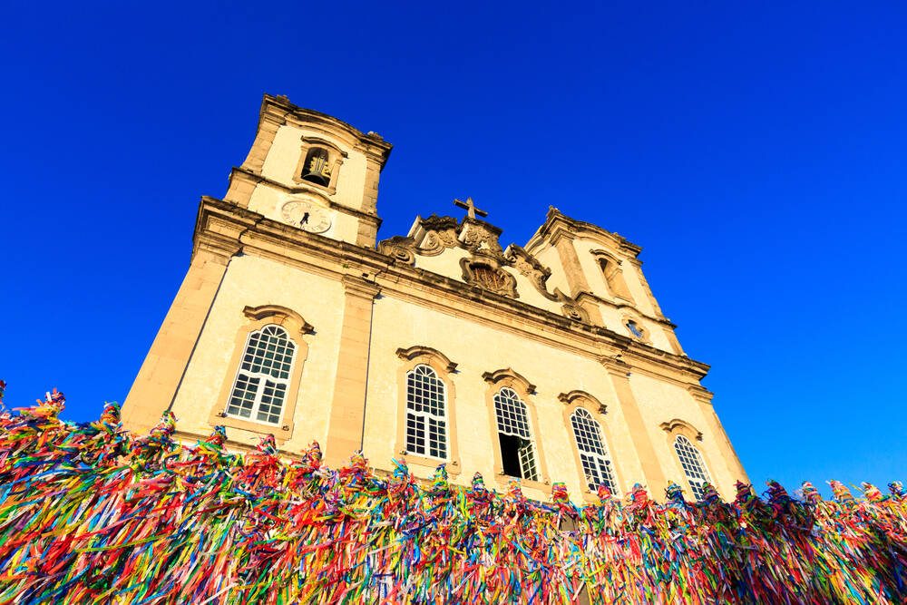 Igreja Basílica de Nosso Senhor do Bonfim é uma das mais conhecidas de Salvador e local onde são amarradas as fitinhas para o santo. Foto: shutterstock 