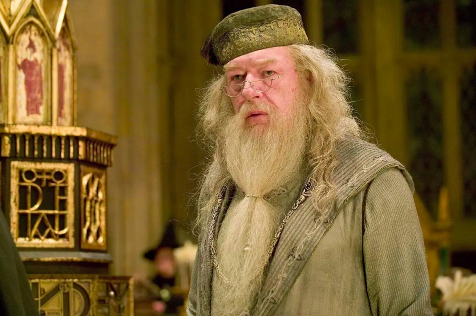 Gambon interpretou o mestre Albus Dumbledore, respeitado reitor de Hogwarts, na saga de Harry Potter.