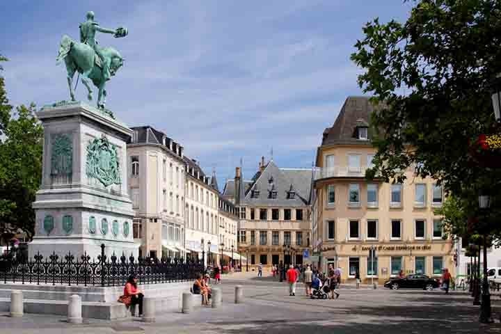 Praça Guillaume II: Essa praça é um ponto de encontro frequentado por moradores e turistas, além de ser palco de diversos eventos ao longo do ano. Reprodução: Flipar