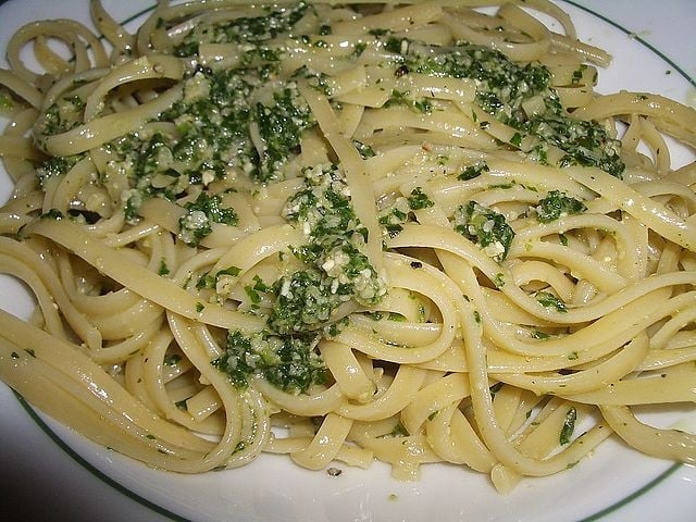 O molho pesto leva folhas de manjericão moídas com pinhões, alho e sal, queijo parmesão ou pecorino ralados, misturados com azeite e temperados com pimenta preta. Na foto, um legítimo fetuccine ao molho pesto. 