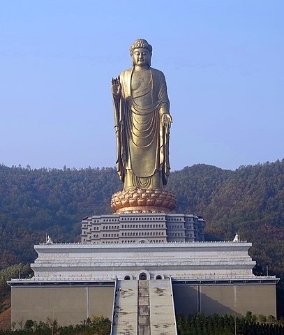 Buda do Templo da Primavera (China) - 153m - Fica na província de Henan. Sua construção começou em 1997. Inaugurada em 2008.  Sua base, em forma de flor de lótus, tem 1.100 placas de cobre.  Reprodução: Flipar