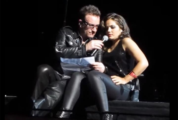 A jovem Katilce Miranda foi escolhida por Bono Vox para subir ao palco e abraçá-lo durante a música With Or Without. No final da canção, a brasileira conseguiu dar um beijo no astro internacional. 