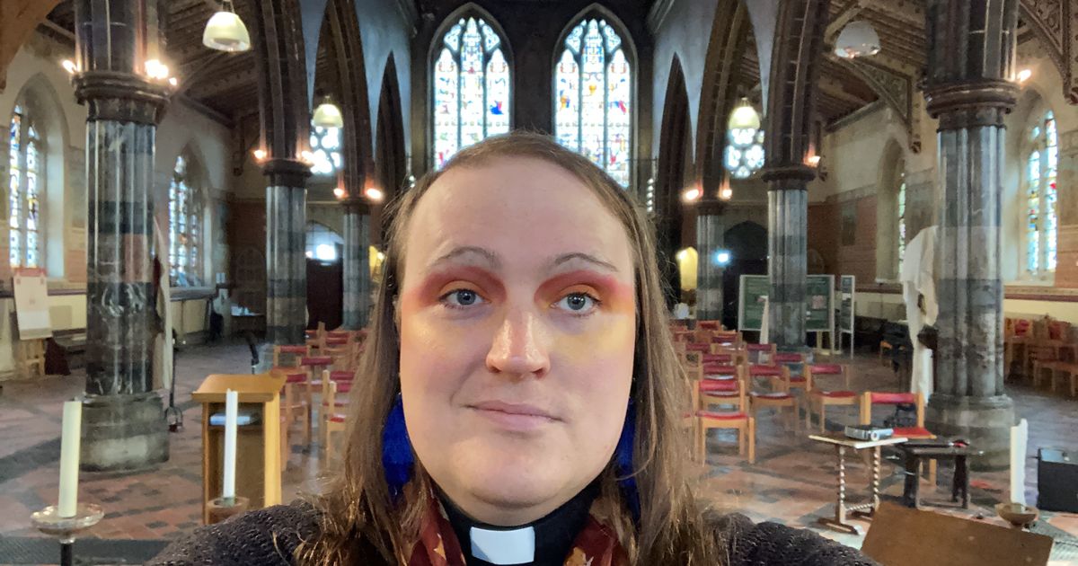 Bingo Allison se assumiu como uma pessoa não binária e causou espanto na comunidade católica inglesa. Foto: Reprodução/Facebook 06.01.2023