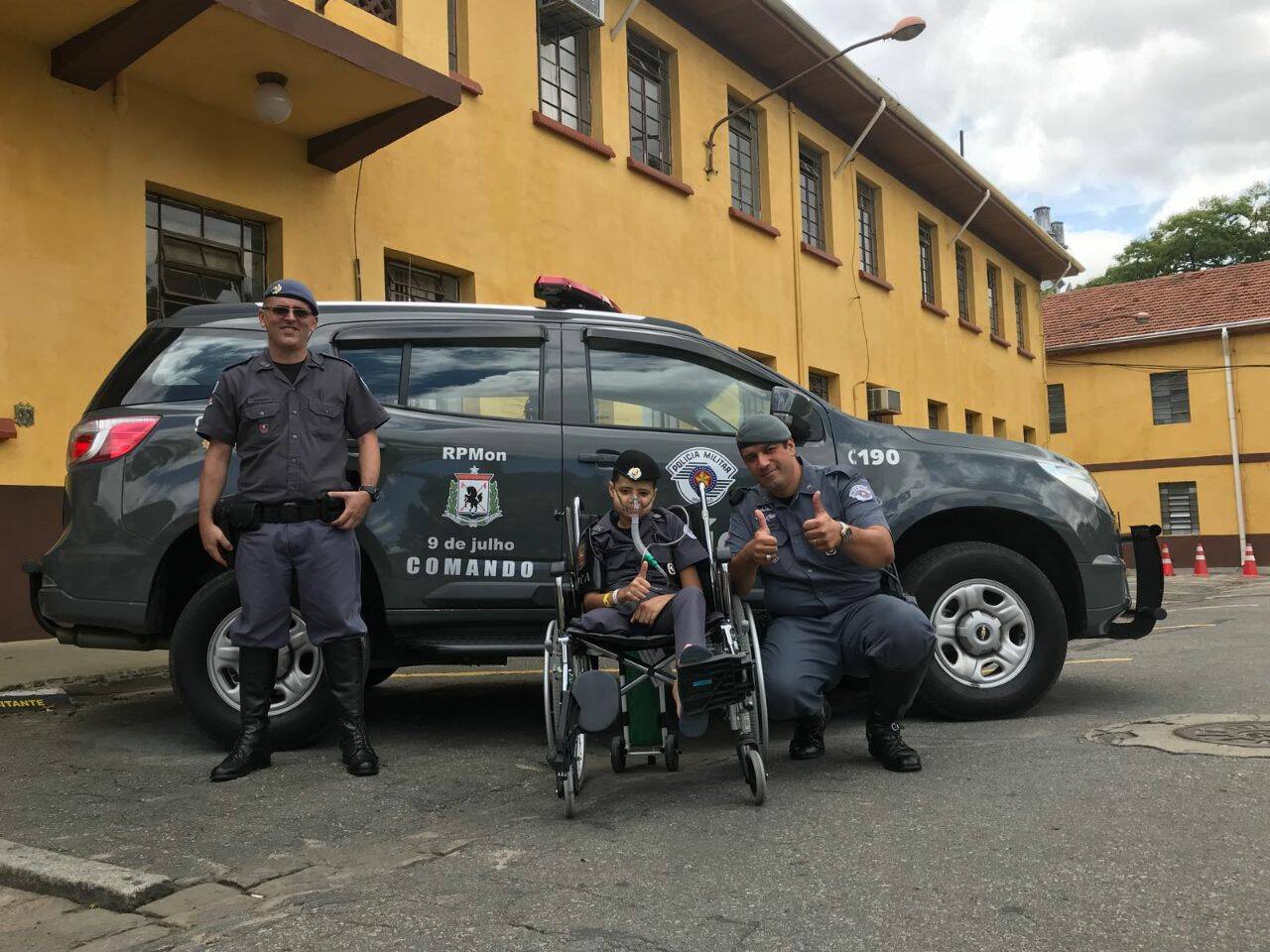 Visita do menino Alexsandro ao Regimento 9 de Julho da Cavalaria da Polícia Militar de SP. Foto: Divulgação/Polícia Militar