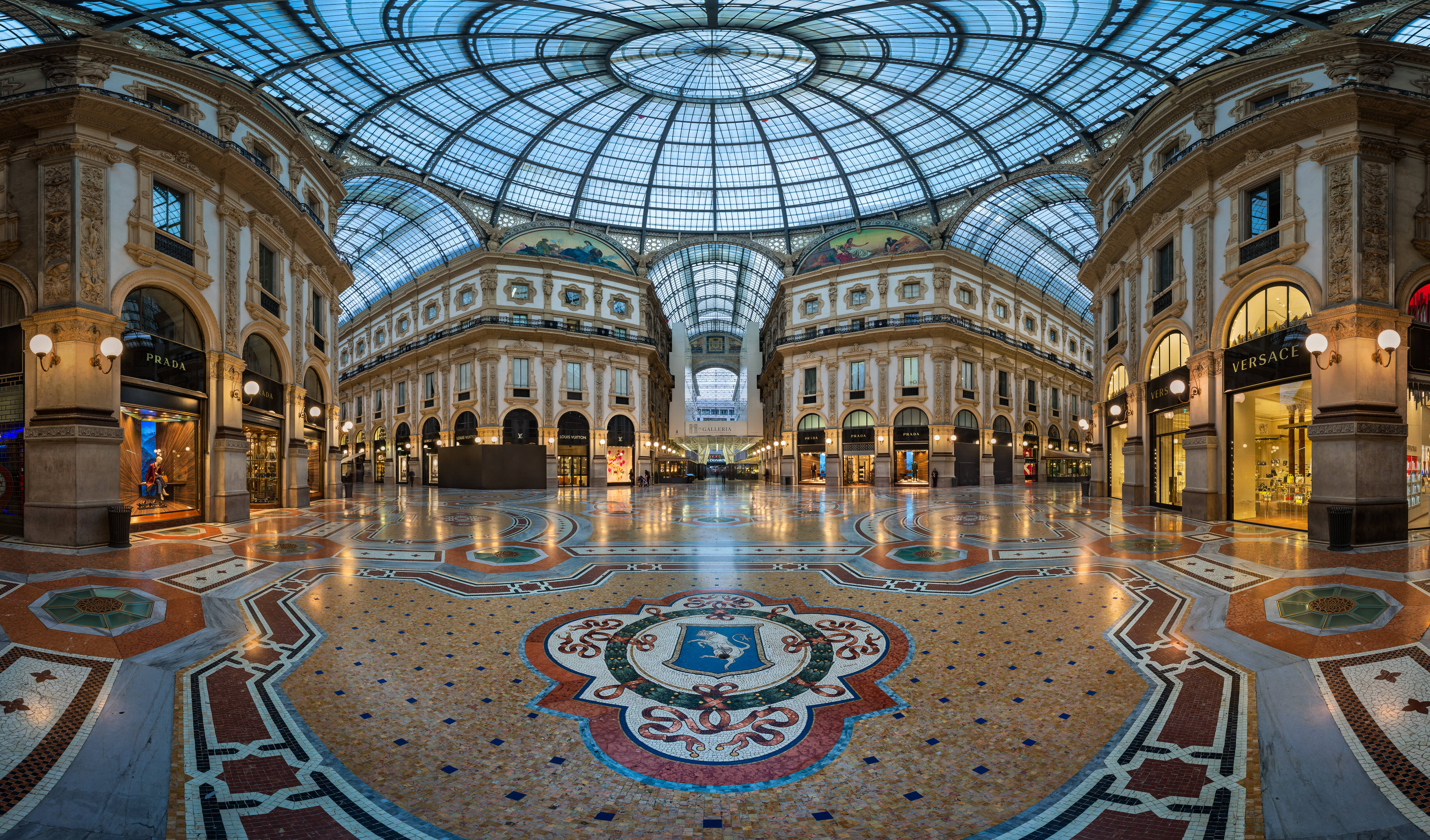 Turismo em Milão: a Vittorio Emanuele II é famosa tanto por suas lojas de grife como por seu mosaico de touro. Foto: shutterstock 