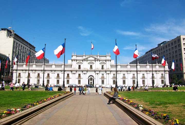 O Palacio de La Moneda, ainda em Santiago, é um dos prédios mais importantes da capital por ser a sede do governo chileno. Com a tradicional troca de guarda como atração, os turistas podem até agendar uma visita guiada pelo interior do palácio. Reprodução: Flipar