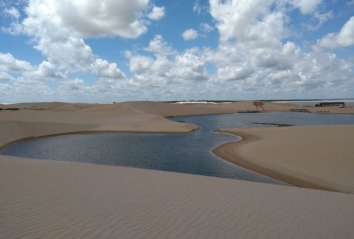 Antigamente uma pequena vila de pescadores, a região se transformou em um importante destino turístico internacional, conhecida por suas praias deslumbrantes, dunas e lagoas. Reprodução: Flipar