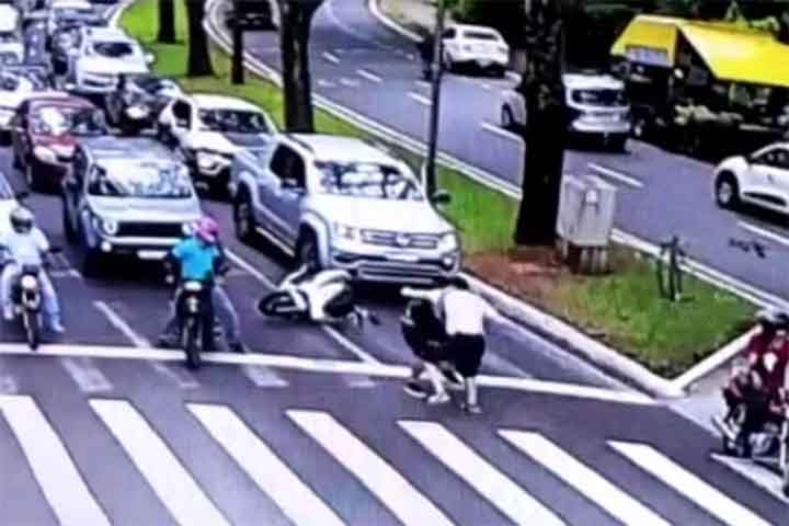 “Na verdade, o personagem que habita dentro de cada motorista não se transforma em função do carro ou do ato de dirigir. Ele apenas revela em sociedade o lado que fica oculto do público e que só a família e os mais chegados conhecem”, analisou ao site portal do trânsito. Reprodução: Flipar