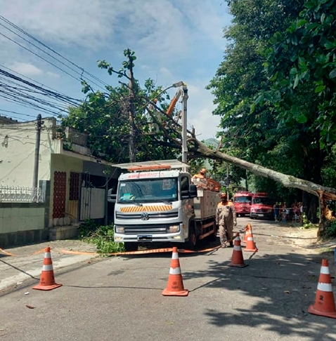 Já no Rio de Janeiro, uma árvore caiu sobre uma casa em Realengo, na zona oeste da cidade, e danificou o telhado. Os galhos atingiram a rede elétrica e a rua ficou sem luz.