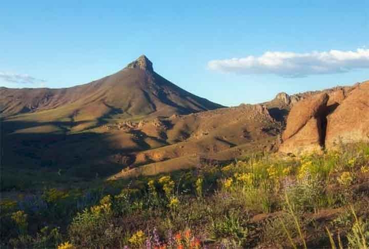 A atividade vulcânica no território brasileiro ocorreu principalmente na Era Mesozoica, há cerca de 200 a 60 milhões de anos, associada ao rompimento do supercontinente Gondwana e à abertura do Oceano Atlântico. Reprodução: Flipar