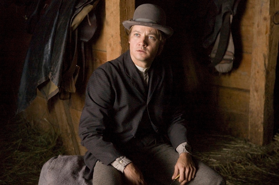 Depois de diversos papéis em filmes pequenos, Renner ganhou uma nova vitrine ao atuar ao lado de Brad Pitt em “O assassinato de Jesse James pelo Covarde Robert Ford” (2007). O longa recebeu críticas positivas na época e a partir dali sua carreira iria deslanchar de vez. Reprodução: Flipar