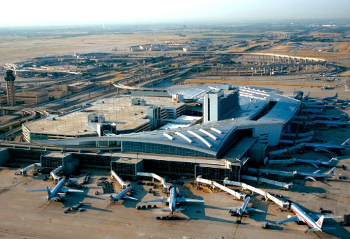 4° Aeroporto Internacional de Dallas – EUA - Inaugurado em 1973, tem 78 km² e fica 29 km a noroeste de Dallas e 39 km a nordeste de Fort Worth, Texas. Único aeroporto no mundo com quatro pistas pavimentadas com mais de 4 km de extensão. Dispõe de cinco terminais. Reprodução: Flipar