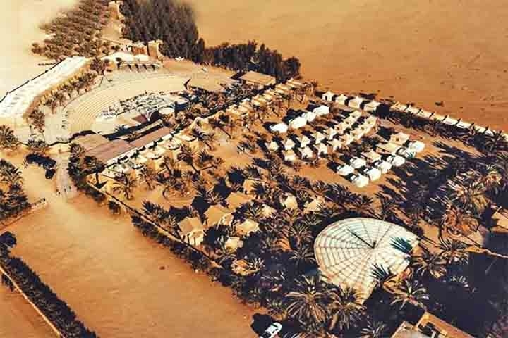 Com 200 quartos, o resort proporciona uma experiência autêntica, permitindo aos visitantes contemplar as impressionantes formações rochosas que pontuam a paisagem árida da região. Reprodução: Flipar