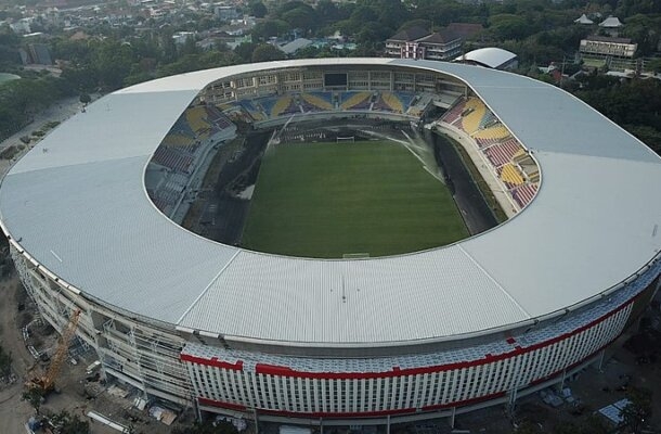 A final está marcada para o dia 2 de dezembro no Estádio Manahan, na cidade de Suhakarta, na ilha de Java - Foto: Governo da Indonésia/Wikimedia Commons