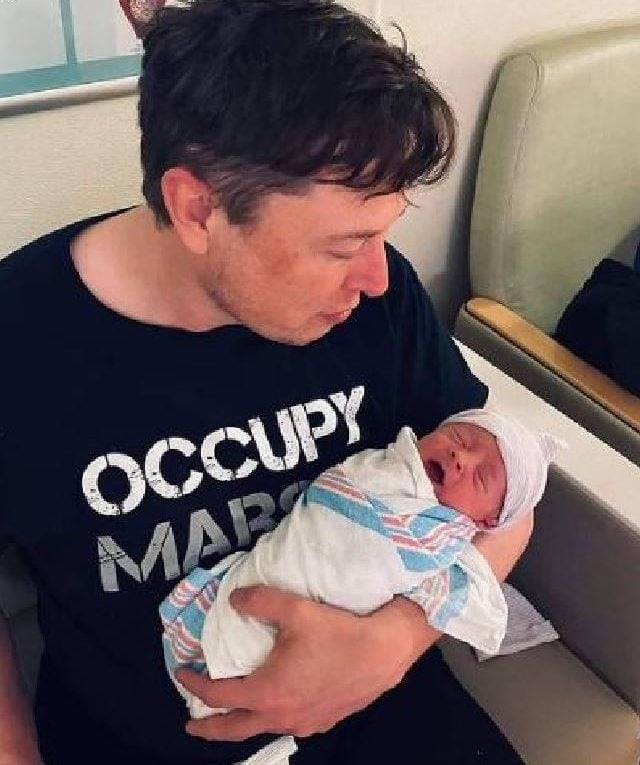 De acordo com a reportagem, o bilionário já abordou mulheres nas redes sociais propondo ter filhos com elas, mesmo sem conhecê-las pessoalmente.  Reprodução: Flipar