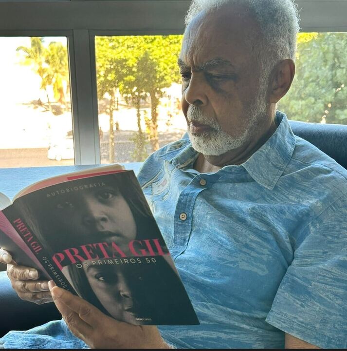 Gilberto Gil lendo "Os Primeiros 50" Reprodução: Instagram