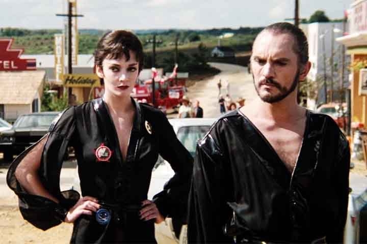 Sua interpretação deixou marcas inesquecíveis na cultura pop - quem não se lembra da icônica frase: “Ajoelhe-se perante Zod”?
 Reprodução: Flipar