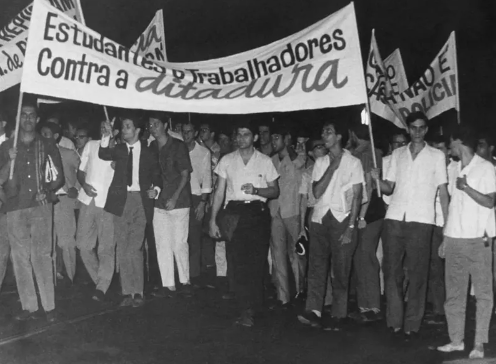  Estudantes e trabalhadores protestando durante a ditadura Reprodução: Arquivo Nacional