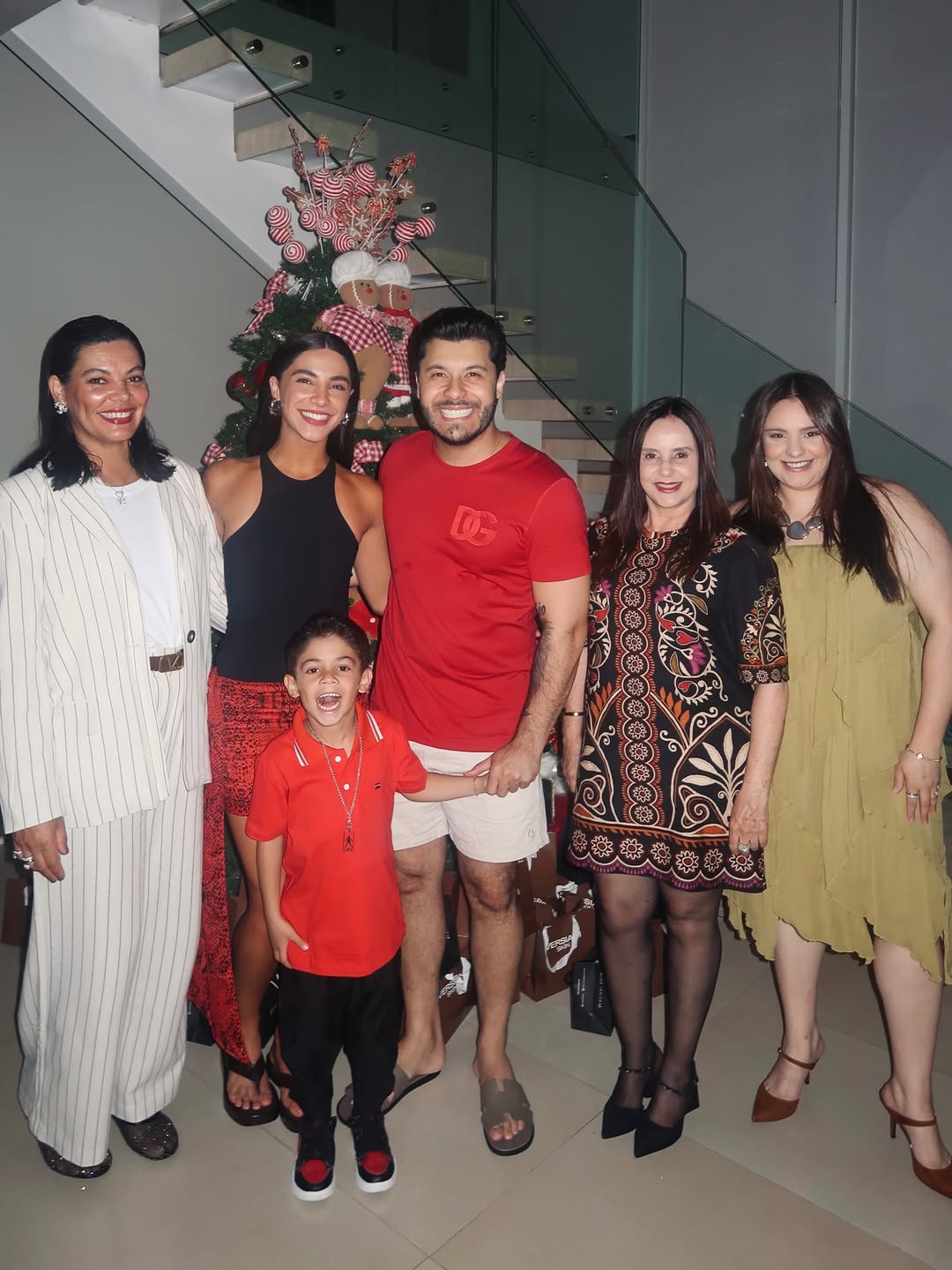 Murilo Huff, Gabriela Versiani posam junto ao pequeno Léo e familiares.. Foto: Reprodução/Instagram