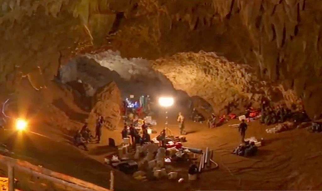 É a caverna que ficou famosa porque um grupo de 12 garotos de um time de futebol tailandês ficou preso e precisou ser resgatado. Durante uma chuva forte, formou-se um rio subterrâneo e eles ficaram presos, mas depois foram salvos.  Reprodução: Flipar