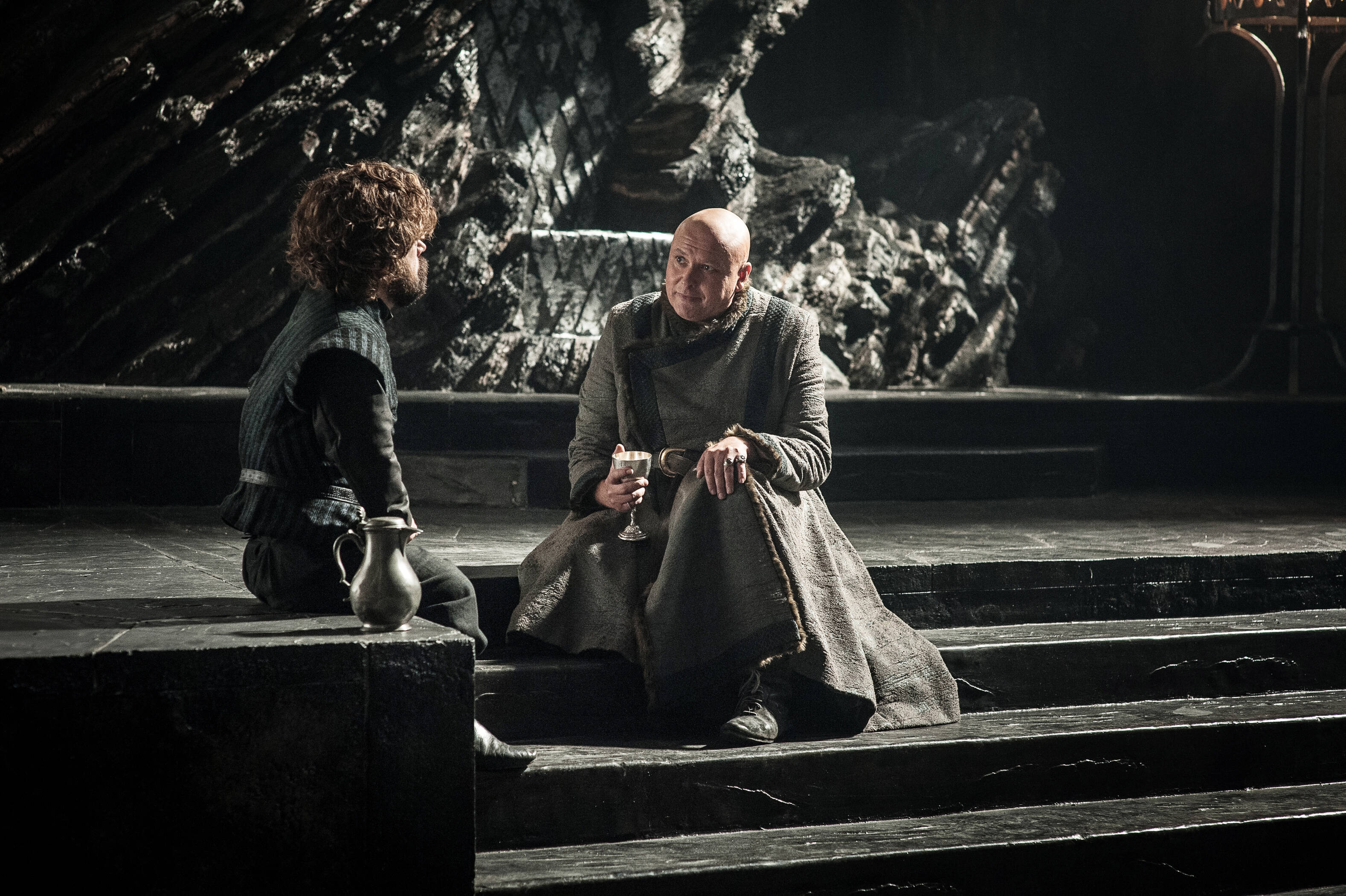 Varys conversa com Tyrion acompanhado de uma bebida. Foto: Divulgação
