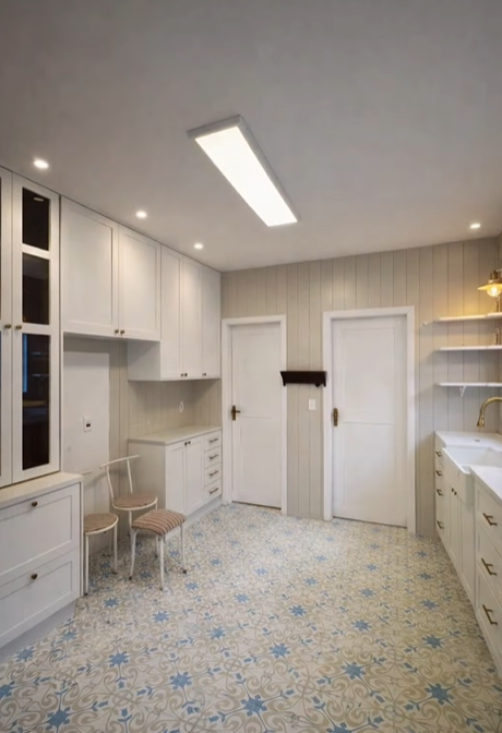 Cozinha da mansão de Monique Evans. Foto: Reprodução/ Instagram @pauladukkaimoveis