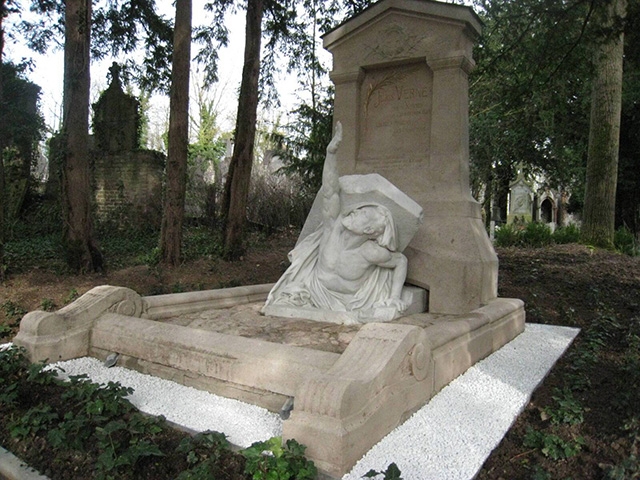 Verne morreu em 24/3/1905, aos 77 anos, vítima de diabetes. Ele foi sepultado no cemitério de La Madeleine, em Amiens, cidade onde viveu, na região da Picardia. 