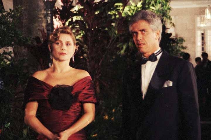 Em 1986, mudou-se para a Rede Manchete, onde interpretou o comissário Bruno em “Novo Amor”, mas retornou no ano seguinte voltou à Globo, desta vez como o inesquecível Tony Carrado, da novela “Mandala”, lembrado pelo bordão “minha deusa”. 
 Reprodução: Flipar