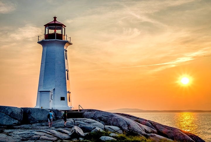 Peggys Point Lighthouse, Canadá - Construído em 1915, fica na entrada oriental da baía de St. Margaret, na província de Nova Escócia.  Reprodução: Flipar