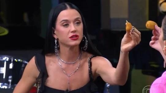 Quando esteve no Brasil para o Rock in Rio, a cantora Katy Perry não resistiu aos quitutes brasileiros e se debruçou, principalmente, num deles: coxinha de galinha. Foi durante entrevista à repórter Luiza Zveiter no programa de Ana Maria Braga.  Reprodução: Flipar